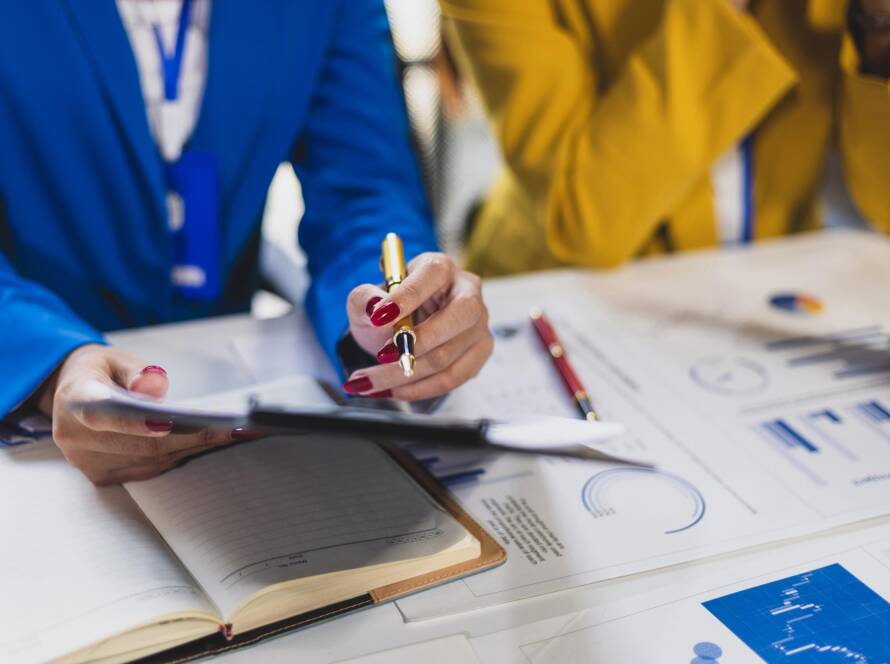 aspio-article-businesswoman-working-documents-audit