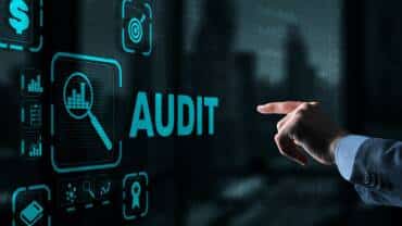 Main pointant vers une interface numérique avec le mot 'AUDIT' et des icônes représentant des graphiques et des cibles, illustrant l’usage de l’IA dans la LCB-FT.