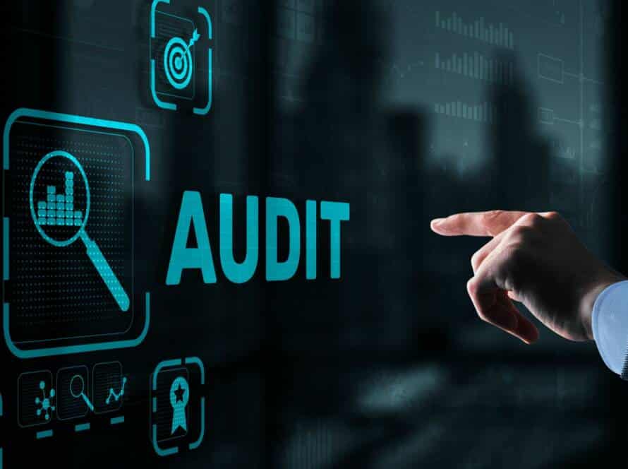 Main pointant vers une interface numérique avec le mot 'AUDIT' et des icônes représentant des graphiques et des cibles, illustrant l’usage de l’IA dans la LCB-FT.