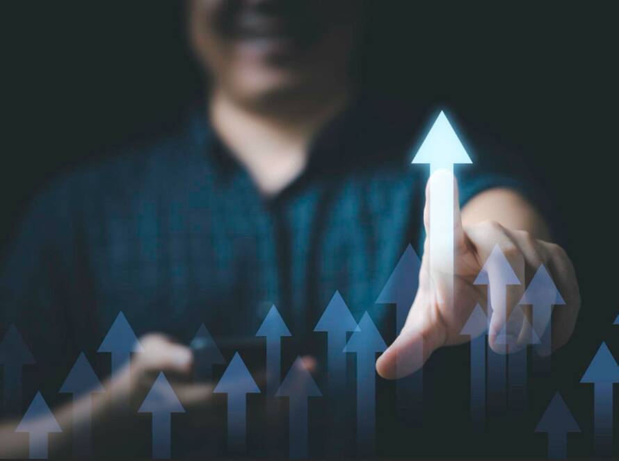 Main d'un professionnel pointant une flèche lumineuse ascendante parmi plusieurs graphiques de croissance flous, symbolisant l'action d'identifier le bénéficiaire effectif d'une entité juridique.